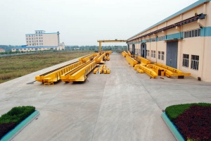 半龍門起重機(jī)